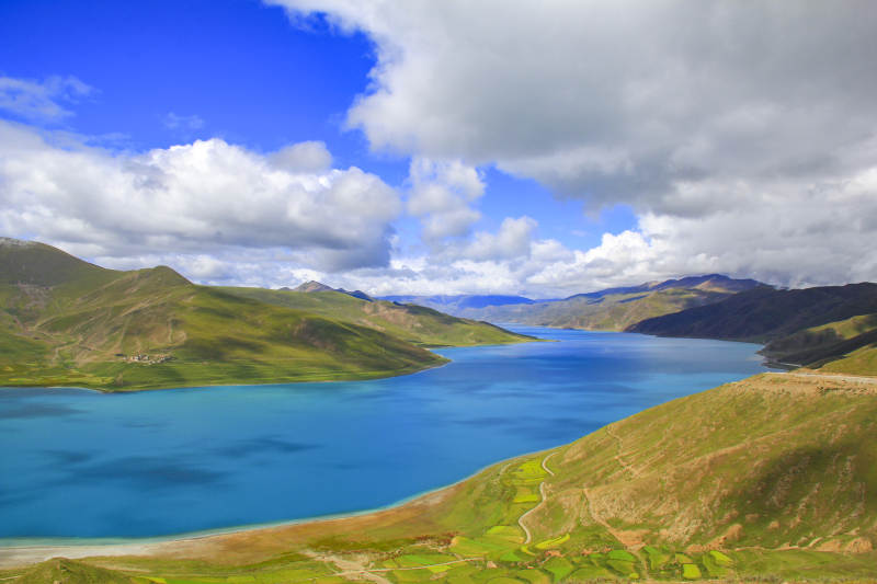 高原湖光山色-摄影图