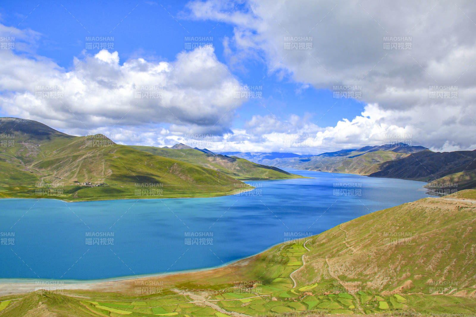 碧湖青山云影间图片