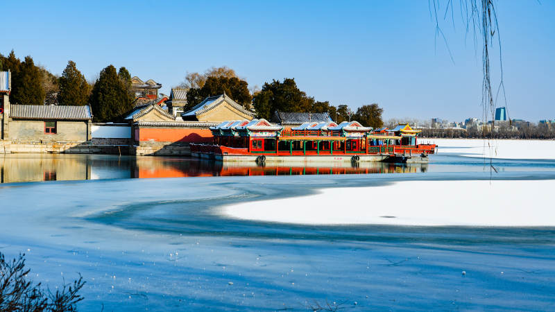 冬日湖畔古建筑-摄影图