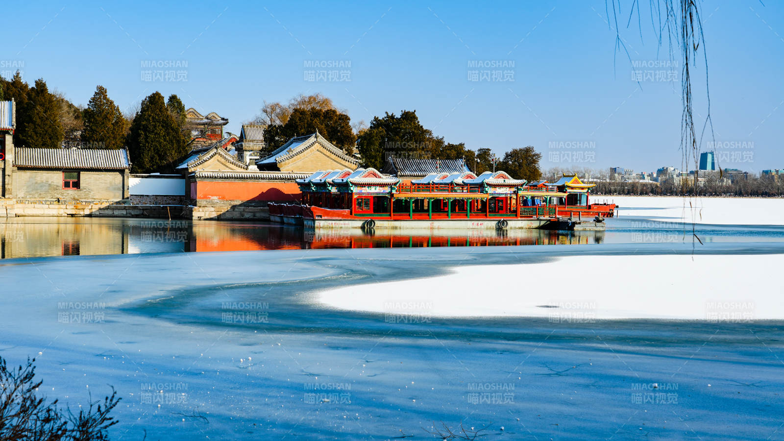颐和园冬日湖畔古建筑图片