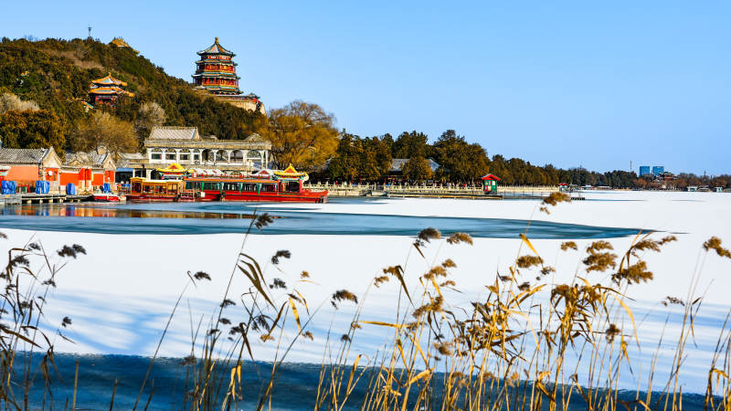 冬日湖畔古塔影-摄影图