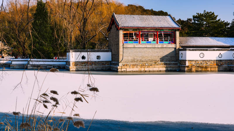 冬日湖畔小屋-摄影图
