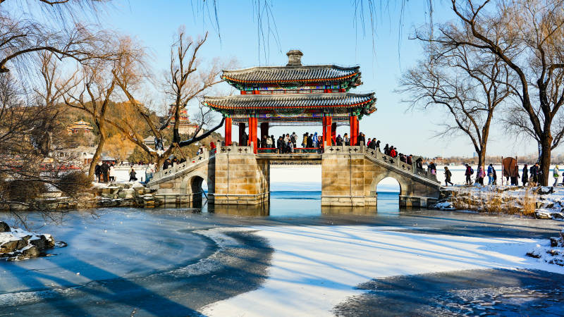 冬日古桥游人如织-摄影图