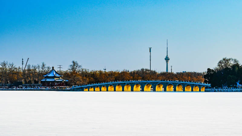 冬日湖畔长桥美景-摄影图