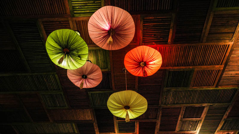 彩伞悬顶 光影交错-摄影图