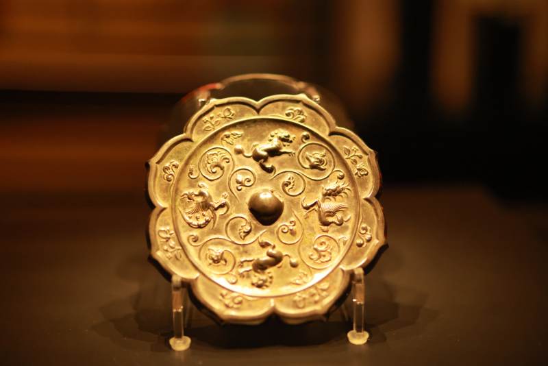 古铜镜上的龙纹-摄影图