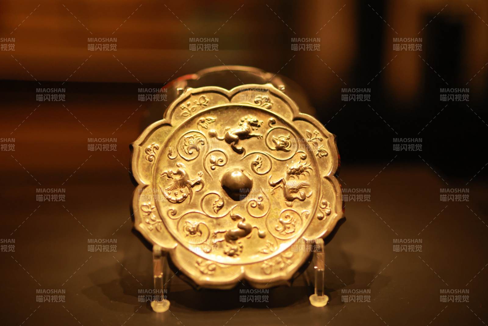 古铜镜上的龙纹图片