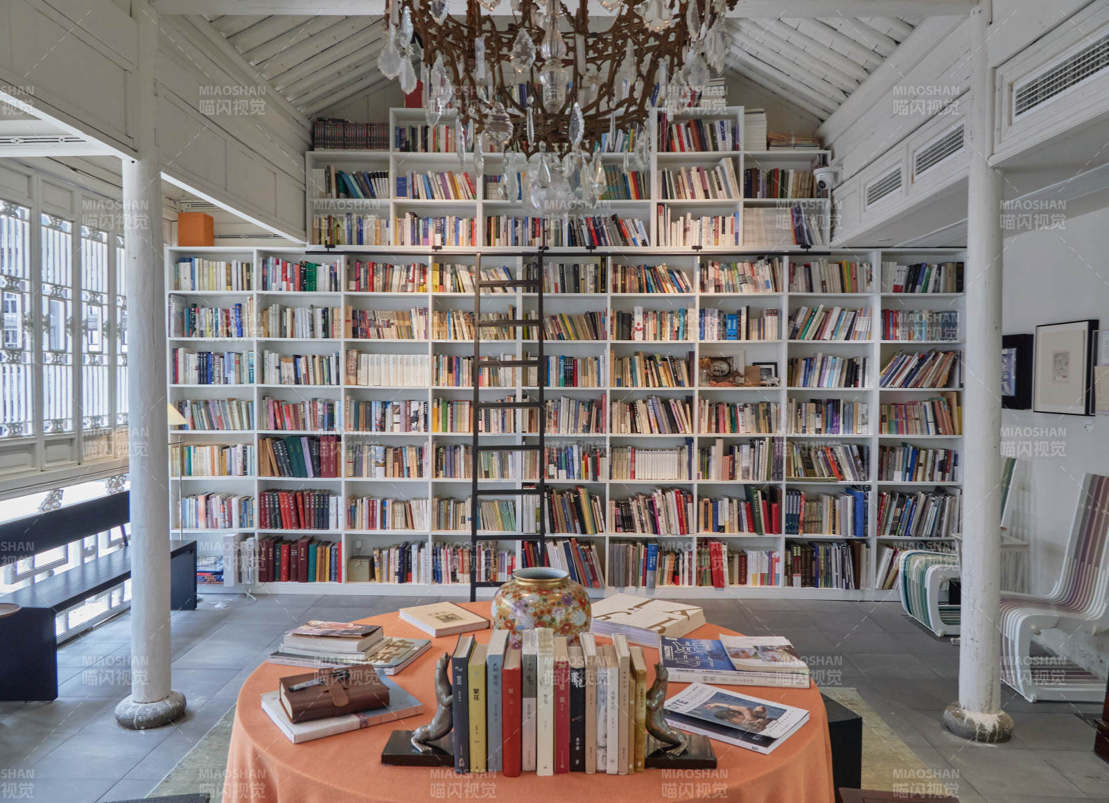 書海中的靜謐角落圖片