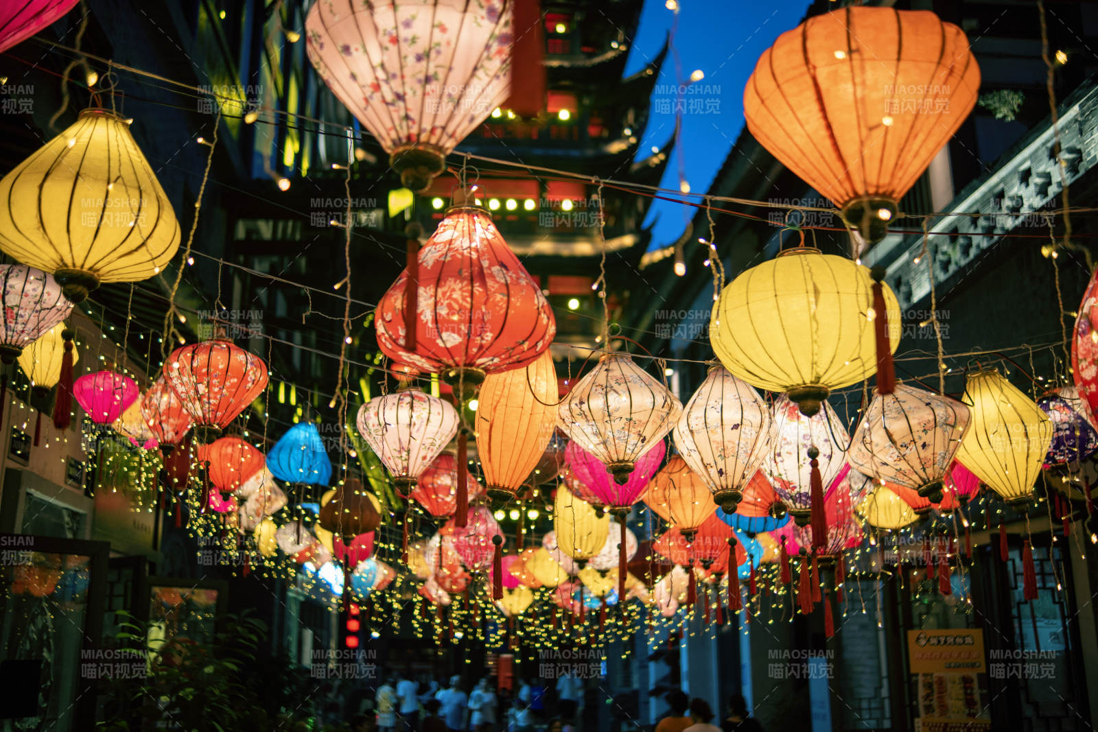 彩燈璀璨夜市景圖片