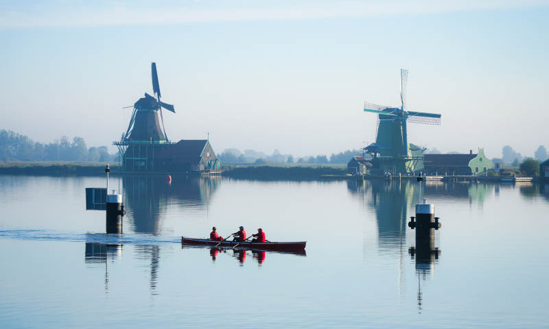 风车湖上划船图片