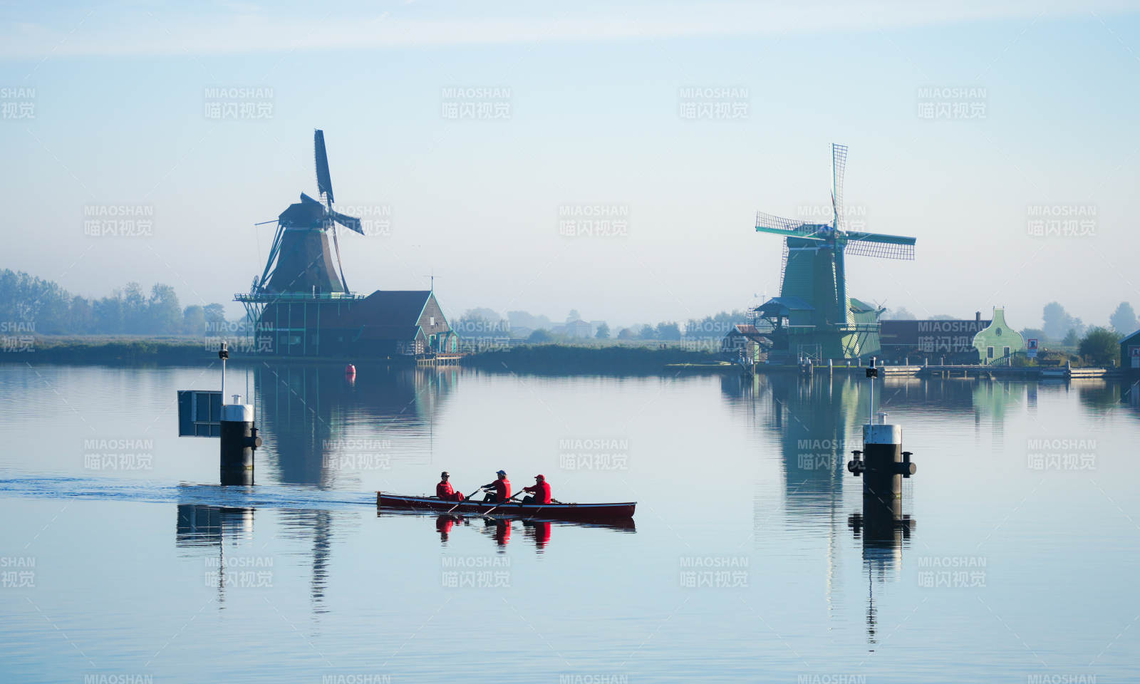 风车湖上划船图片