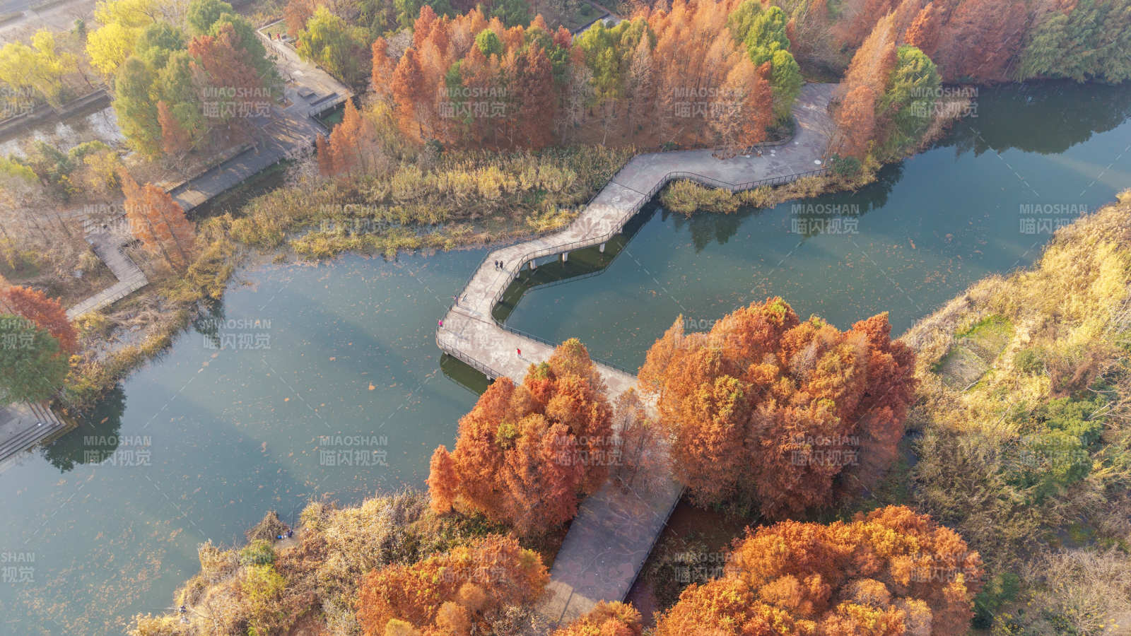 秋湖栈道美景图片