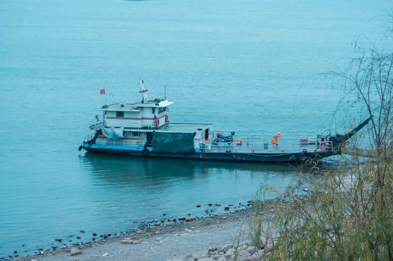 江上货船静泊图片