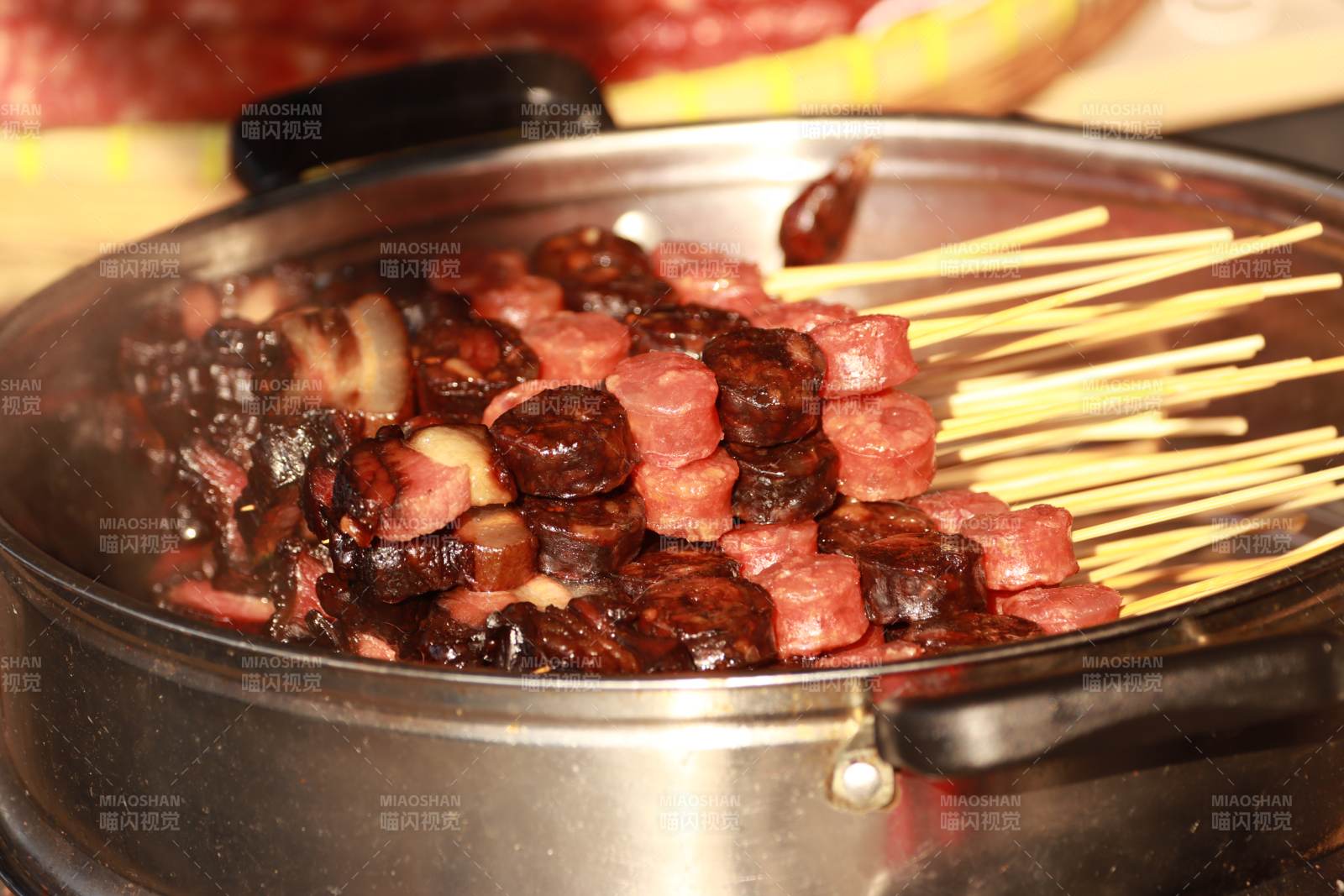 绍兴安昌古镇酱香肠肉串锅中翻滚图片