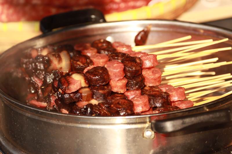 烤肉串锅中翻滚图片