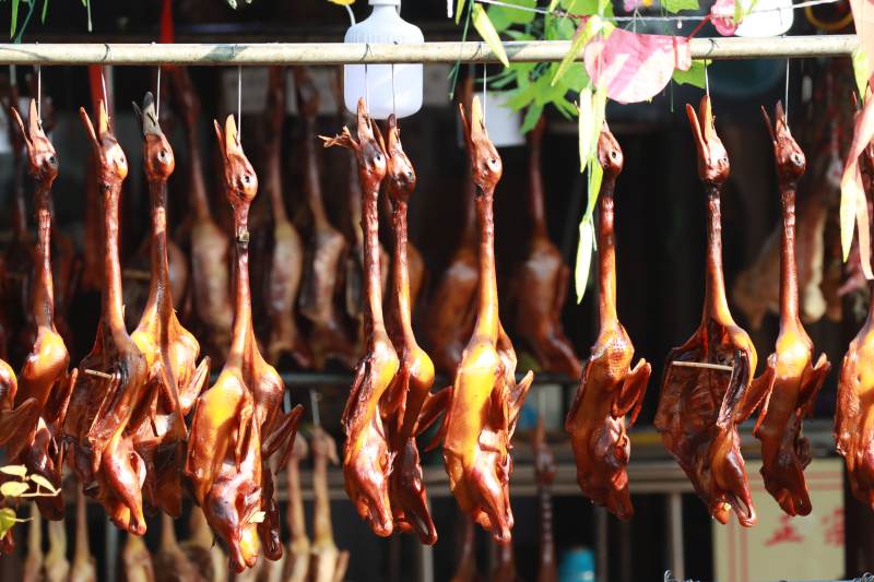 烤鸭悬挂售卖图片