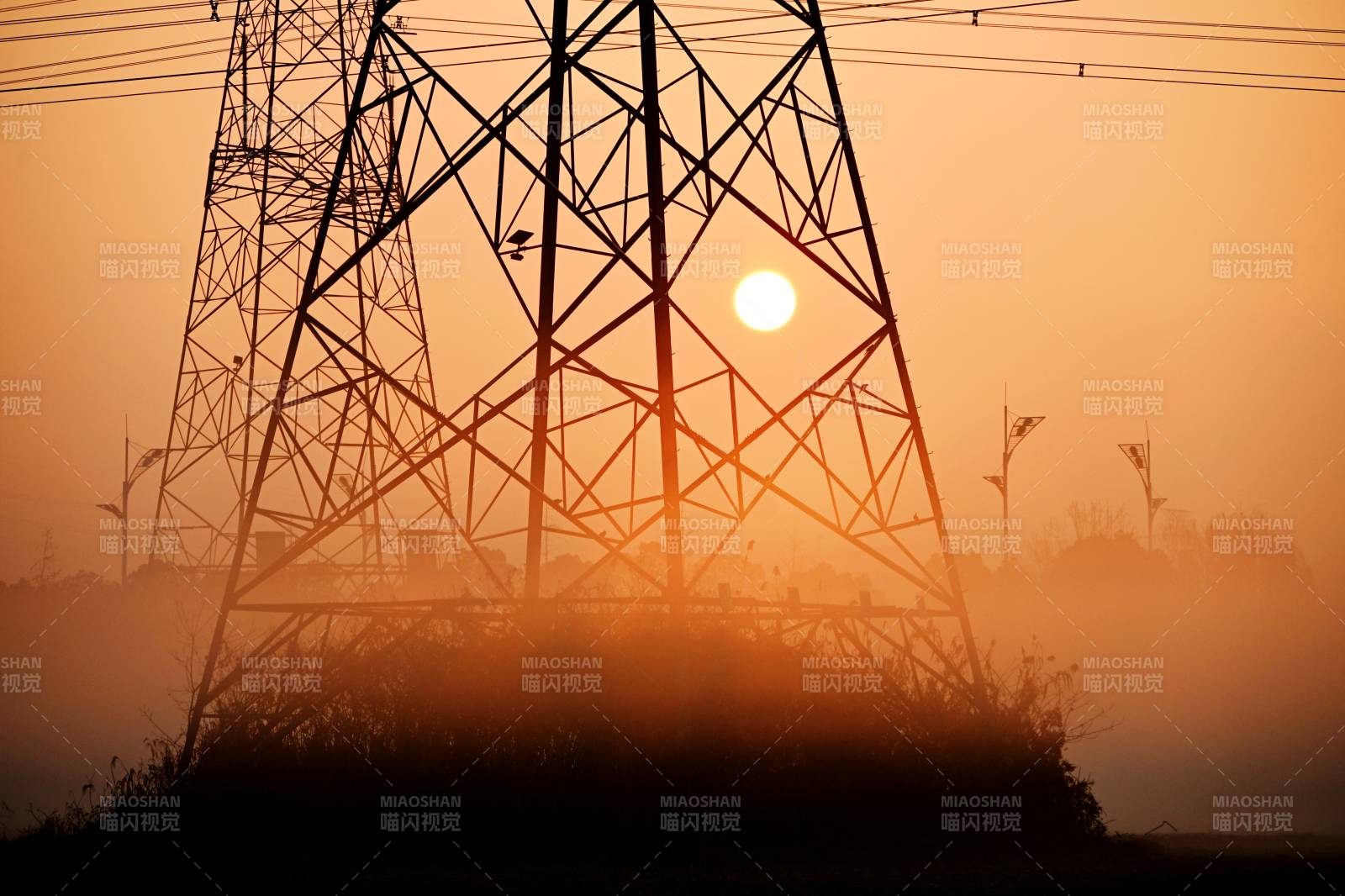 夕阳下的电力塔图片