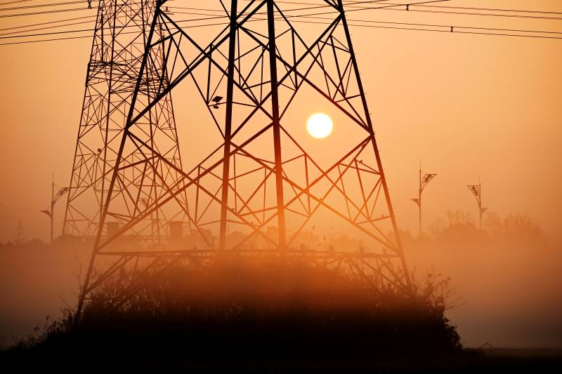 夕阳下的电力塔图片