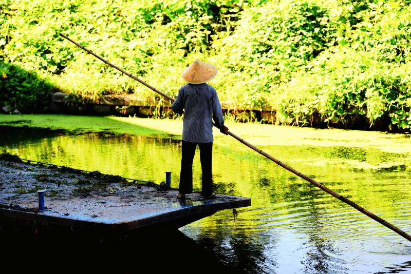 渔夫撑竿湖畔行图片