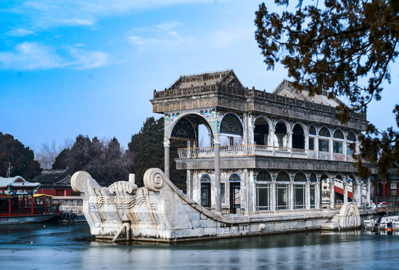 石舫静泊湖中图片