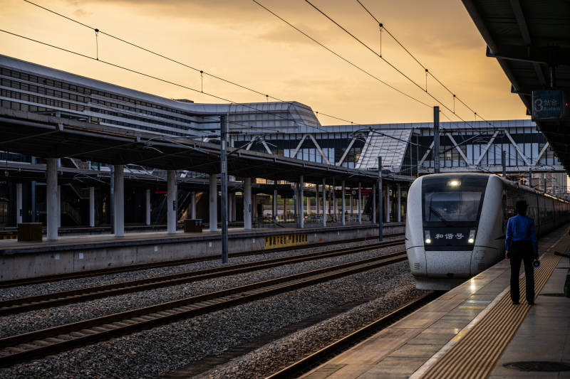 黄昏站台列车驶来图片