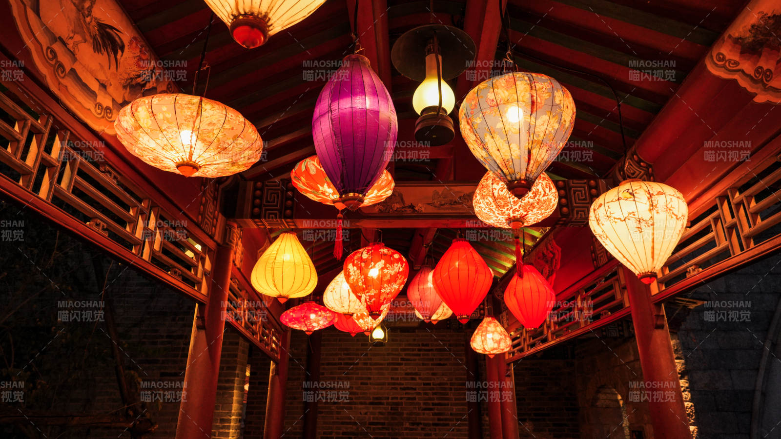 北京古北水镇古韵灯笼映夜色图片