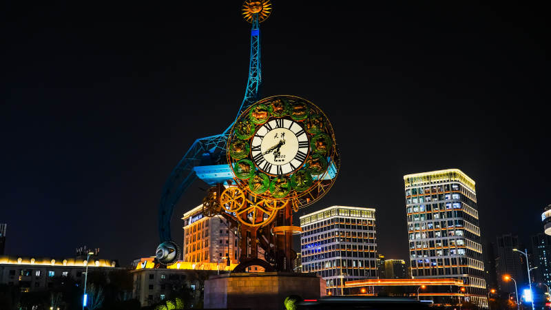 天津夜幕下世纪钟图片