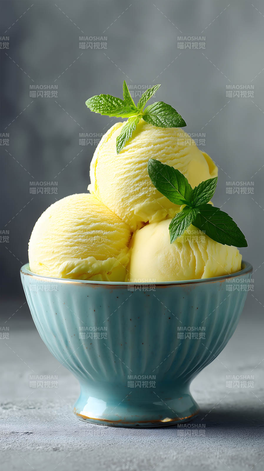香草冰淇淋配薄荷叶清新美味图片