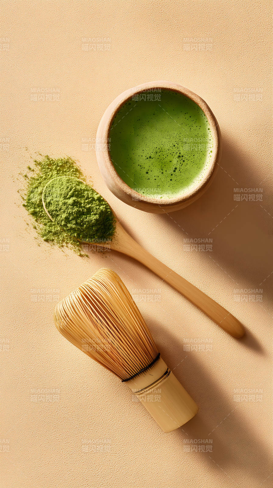 抹茶饮品与器具特写图片