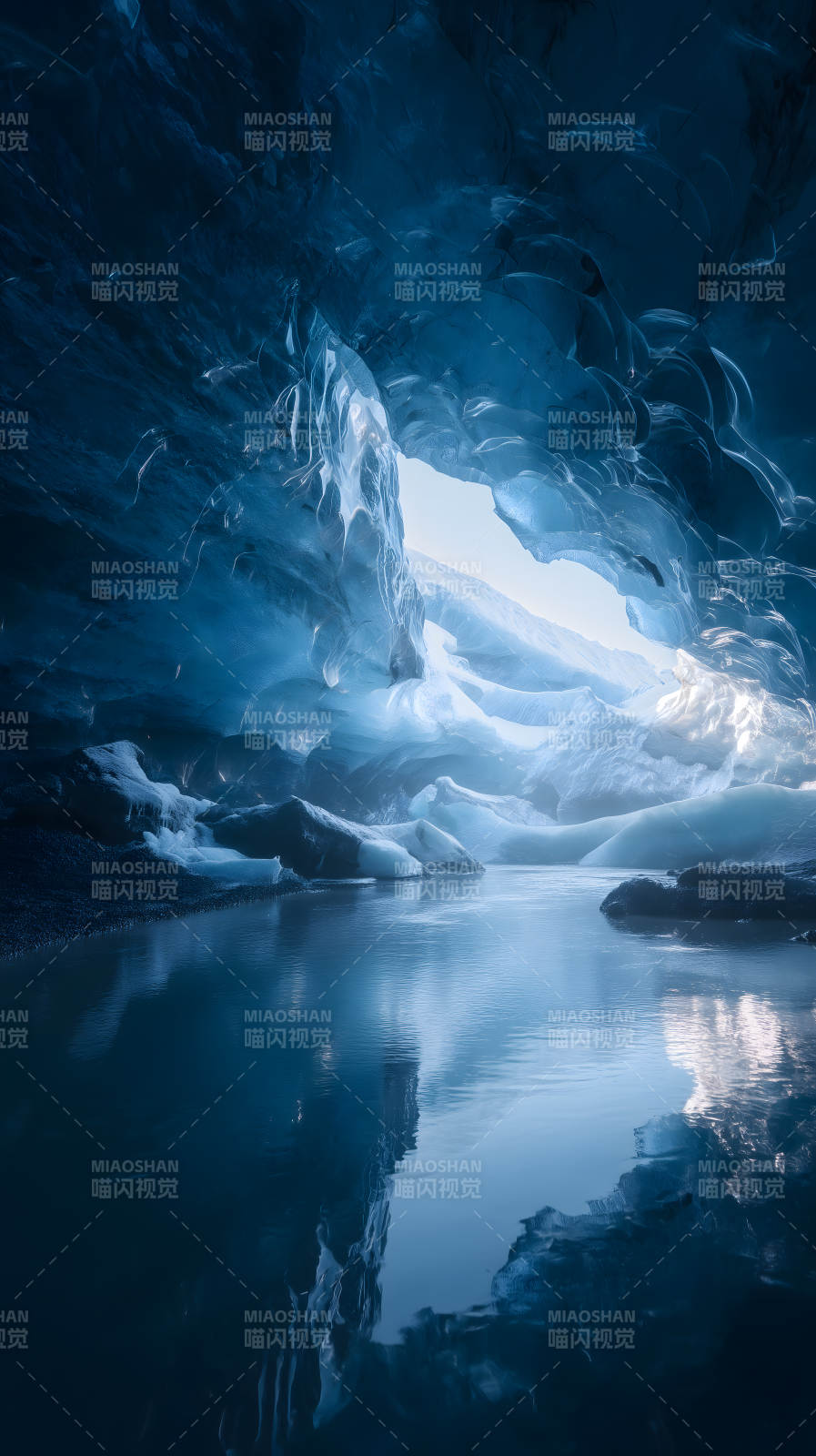 冰洞与湖泊的神秘景象图片