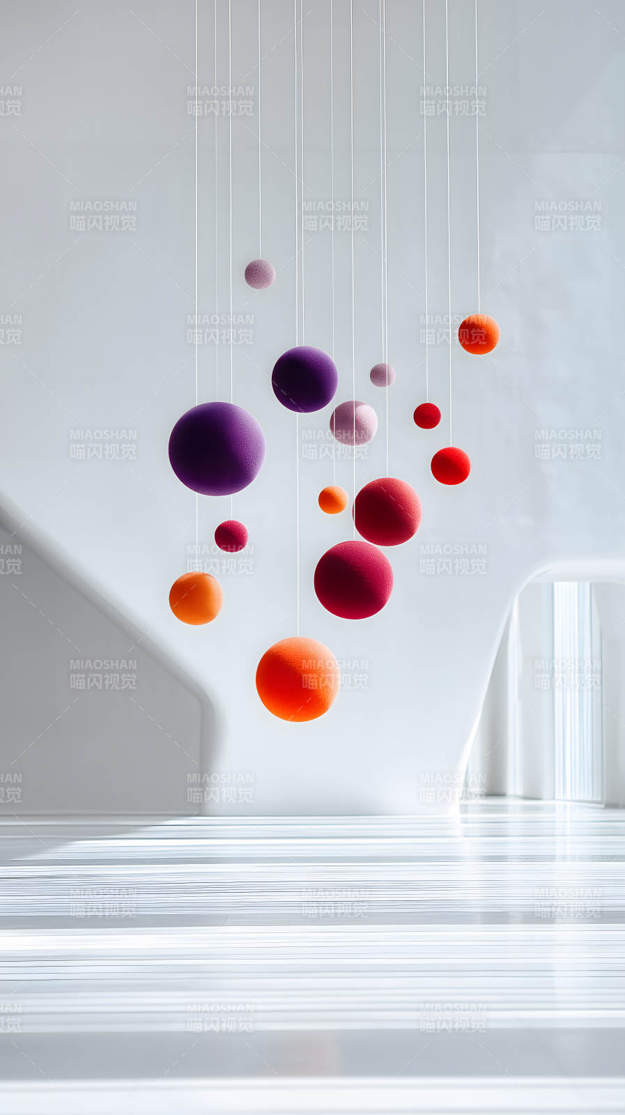 悬挂彩色球体的简约空间图片