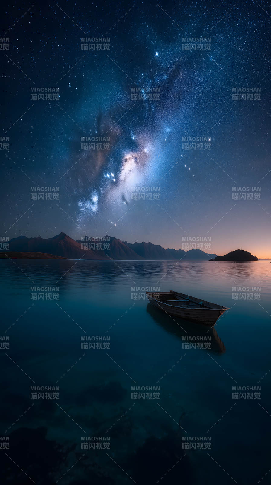 星空下的孤舟静谧湖面图片