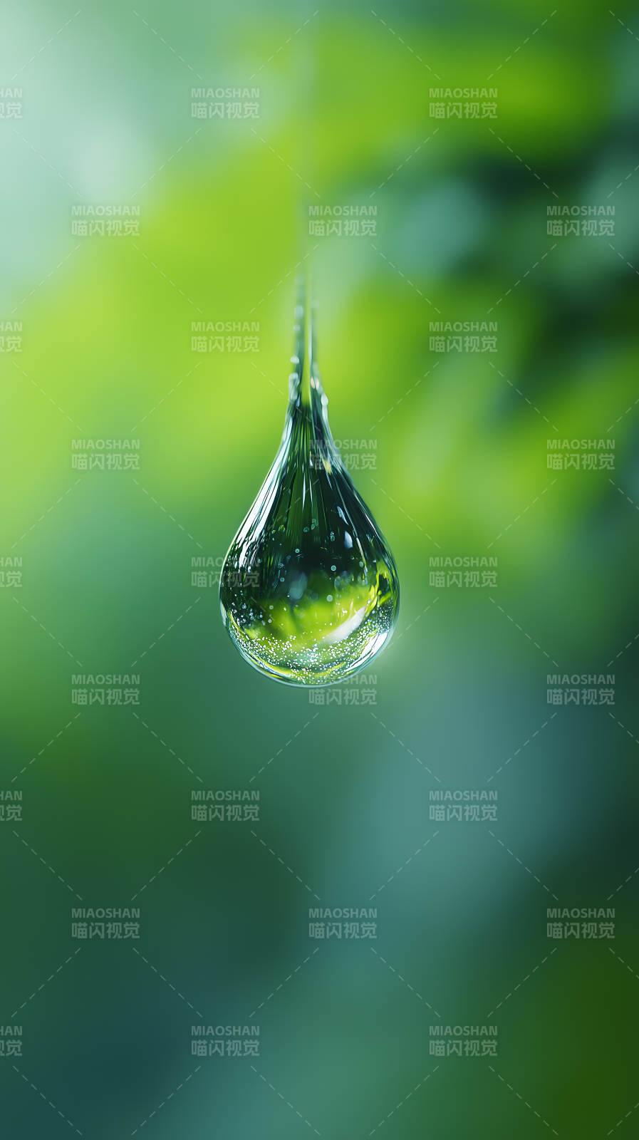 水滴晶莹剔透绿色背景模糊图片