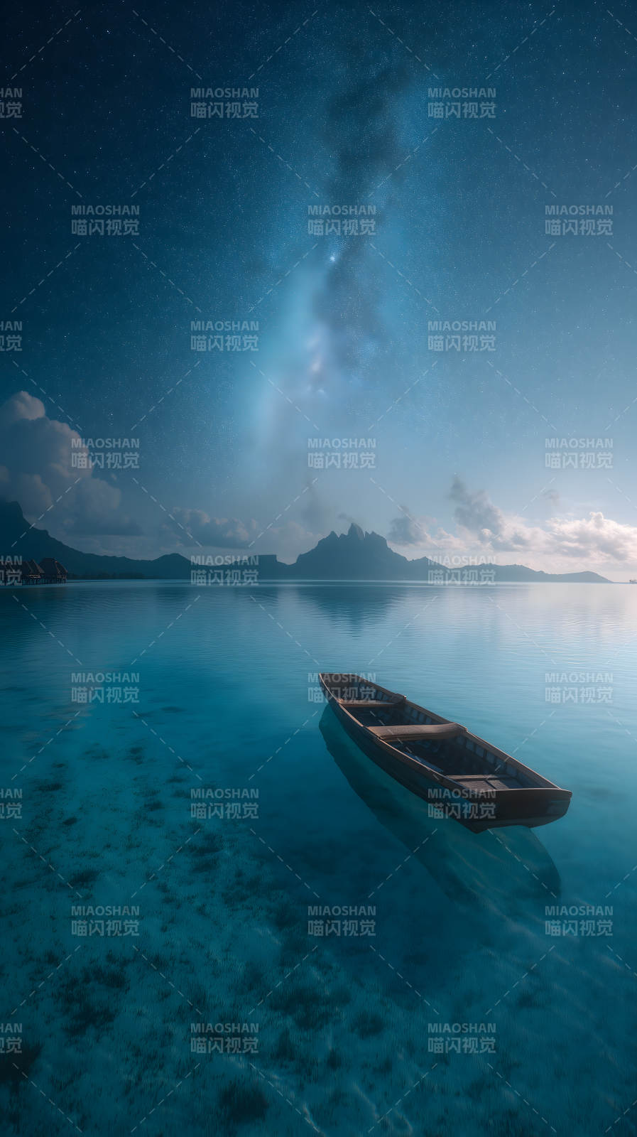 夜空下的静谧海景小船图片