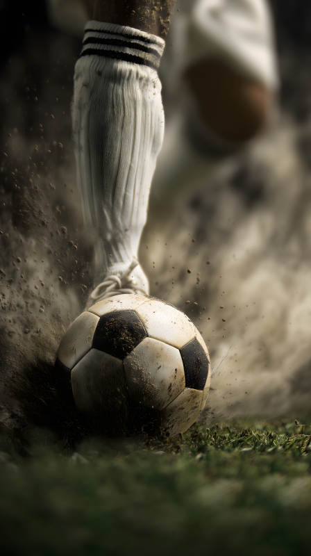 足球场上球员踢球的瞬间图片