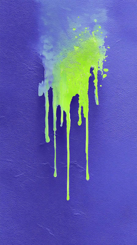 绿色油漆滴落在紫色背景上图片