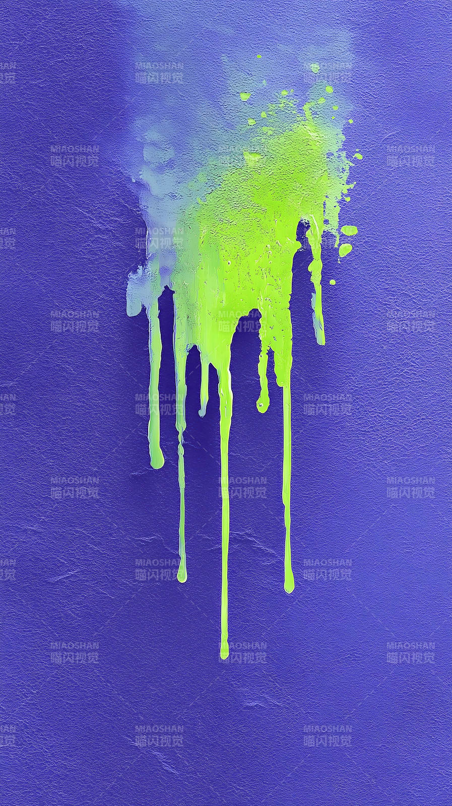绿色油漆滴落在紫色背景上图片