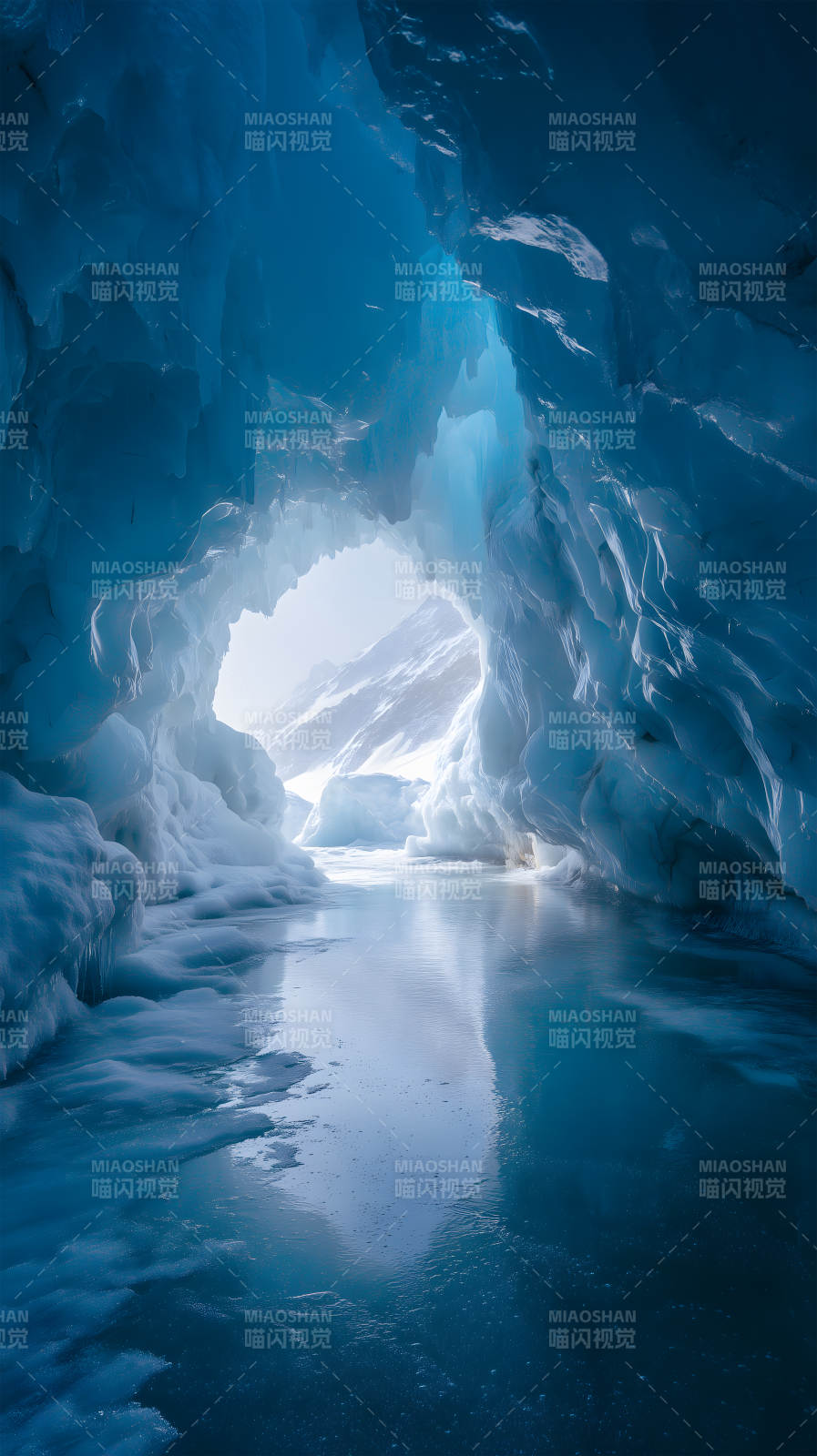 冰洞奇观水面倒影蓝色世界图片