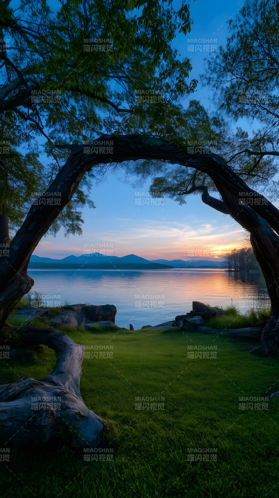 湖光山色傍晚景色树木环绕唯美风景图片