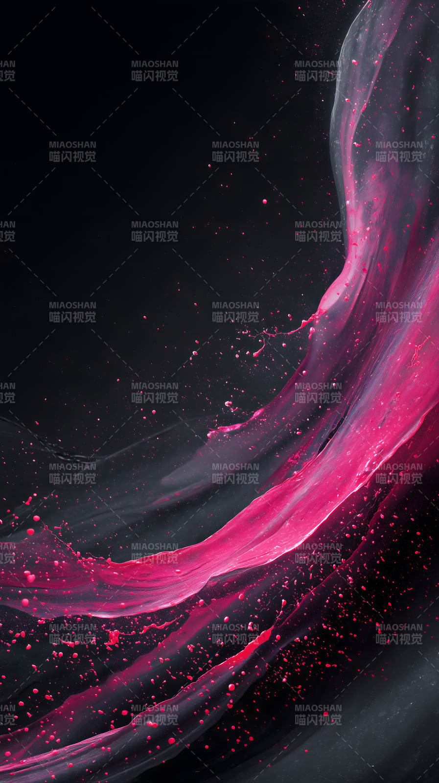 粉色液体在黑色背景中飞溅图片