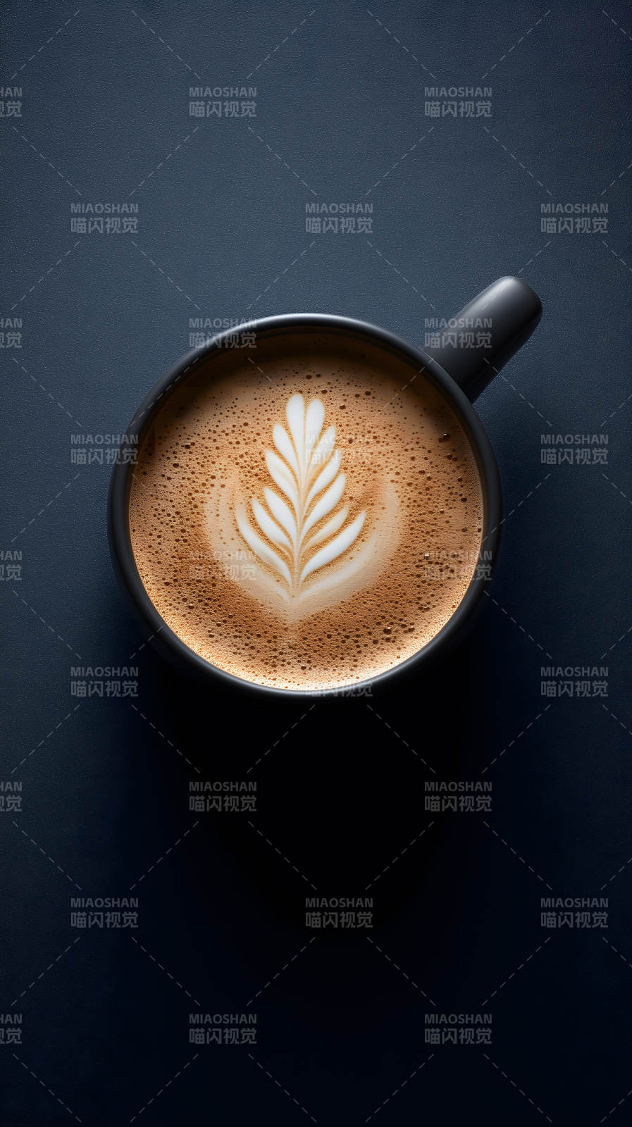 咖啡拉花特写黑杯子图片