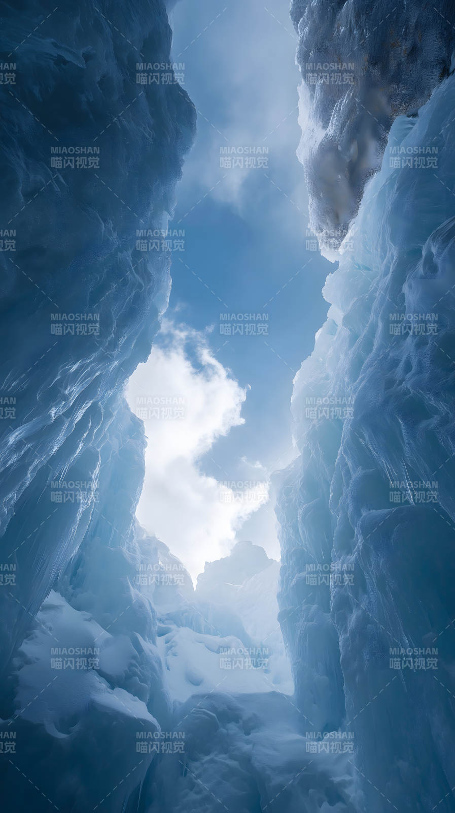 冰川峡谷仰望天空云朵图片