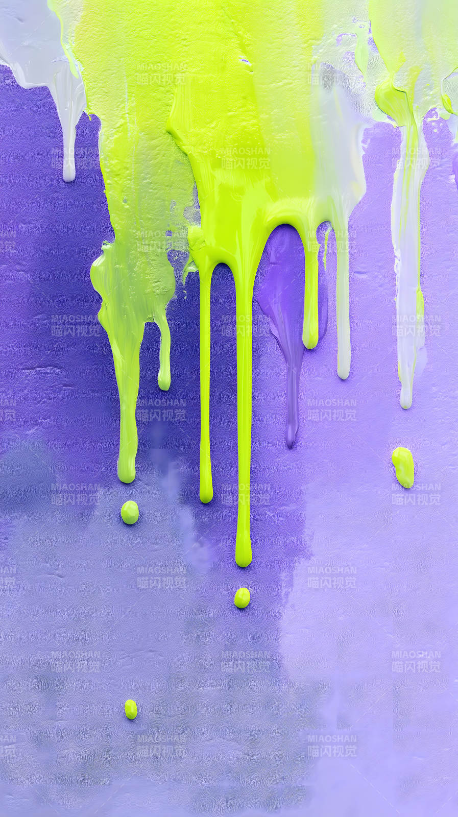 抽象滴落的荧光颜料在紫色背景上图片