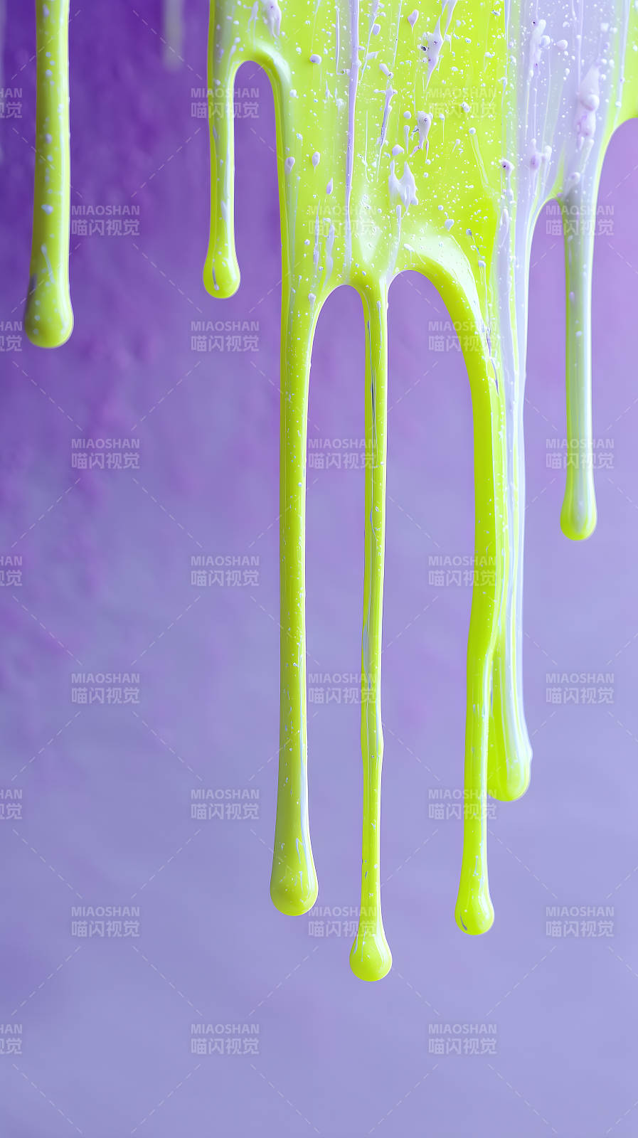 柠檬黄色的液体在紫色背景上滴落图片