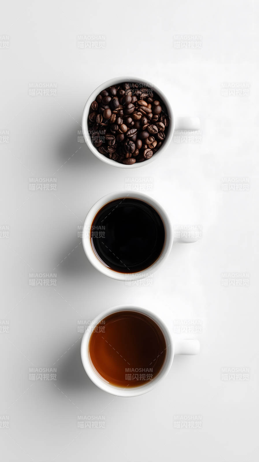 咖啡豆、浓咖啡、淡咖啡分层摆放图片