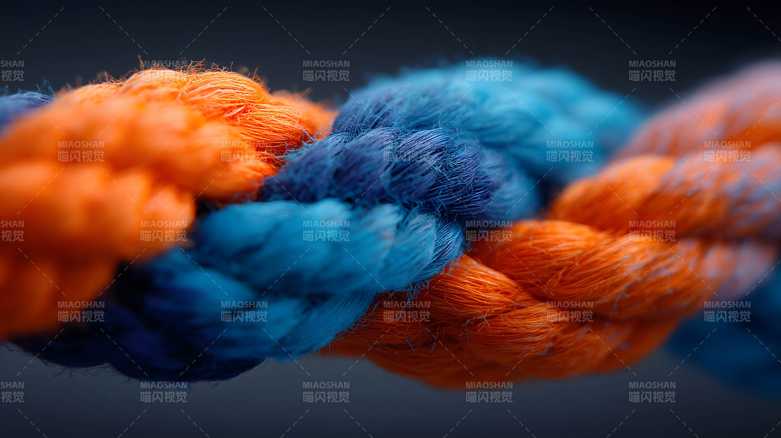 蓝色和橙色绳索的缠绕图片