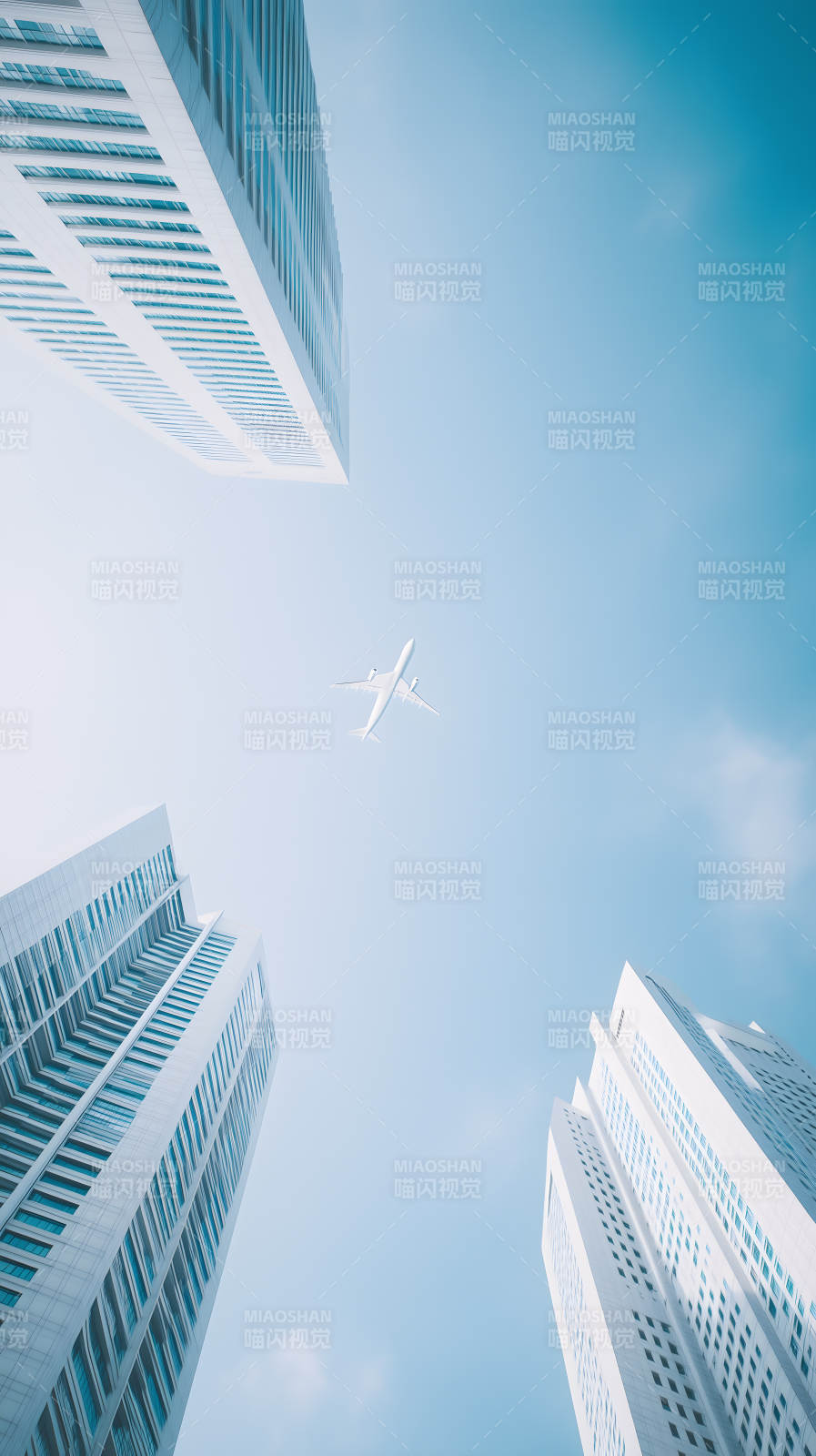高楼与蓝天下的飞机图片