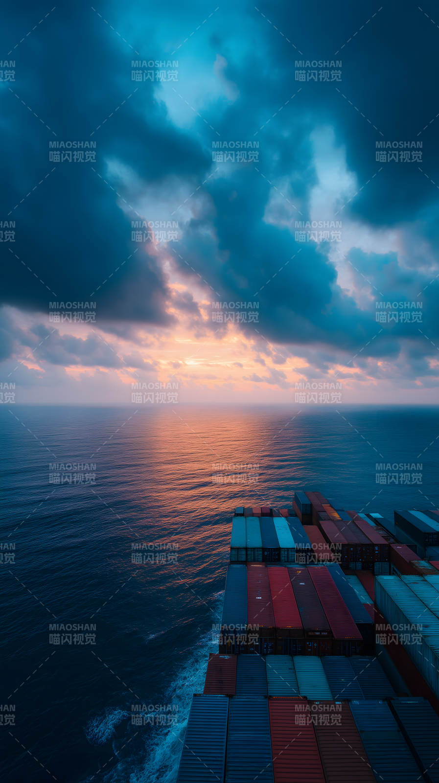 日落时分的货船远航图片