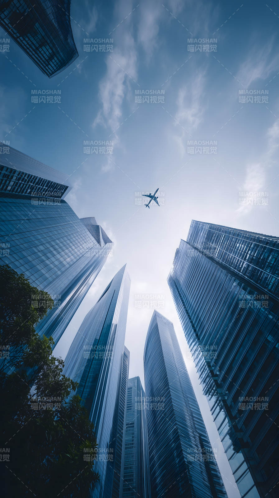 摩天大楼与飞行的飞机图片
