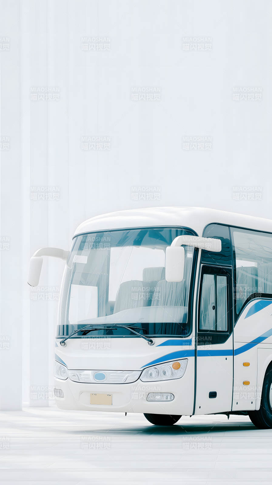 洁白旅游大巴车停靠图片